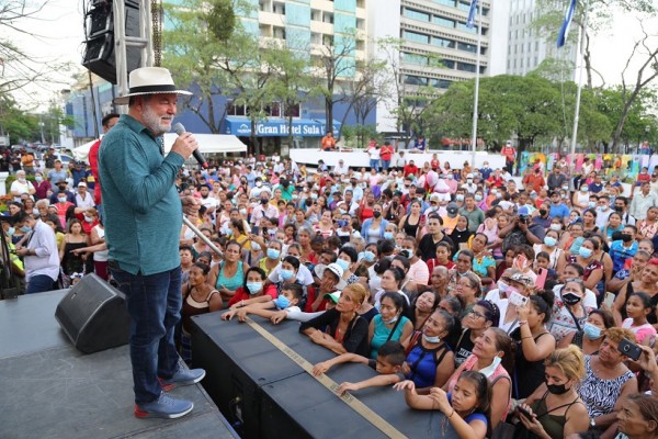 Al ritmo de música de marimba Alcalde Roberto Contreras festeja a las madres sampedranas