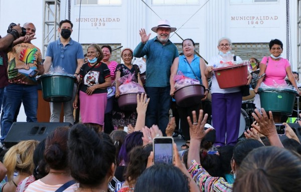 Al ritmo de música de marimba Alcalde Roberto Contreras festeja a las madres sampedranas