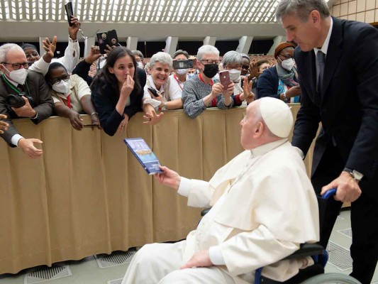 El Papa Francisco aparece en silla de ruedas 