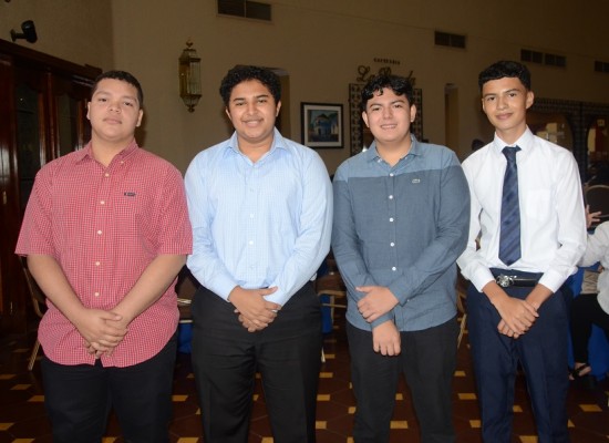 Juniors de la Saint Paul Academy ofrecen agasajo a seniors 2022