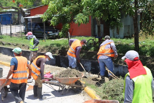 Alcalde sampedrano supervisa trabajos de mitigación en Chamelecón para prevenir inundaciones