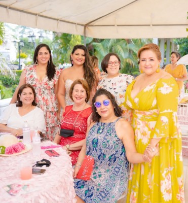 Floral tea party para despedir la soltería de Fiorella López 