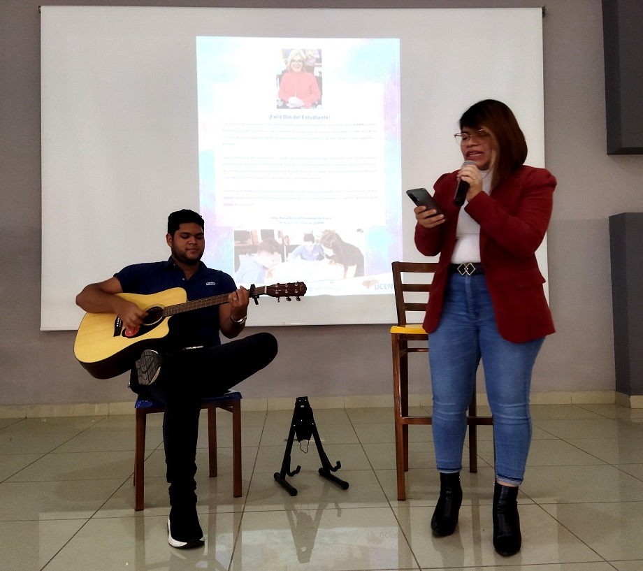 UCENM festejó el Día del Estudiante con alabanzas y un inspirador mensaje de reflexión