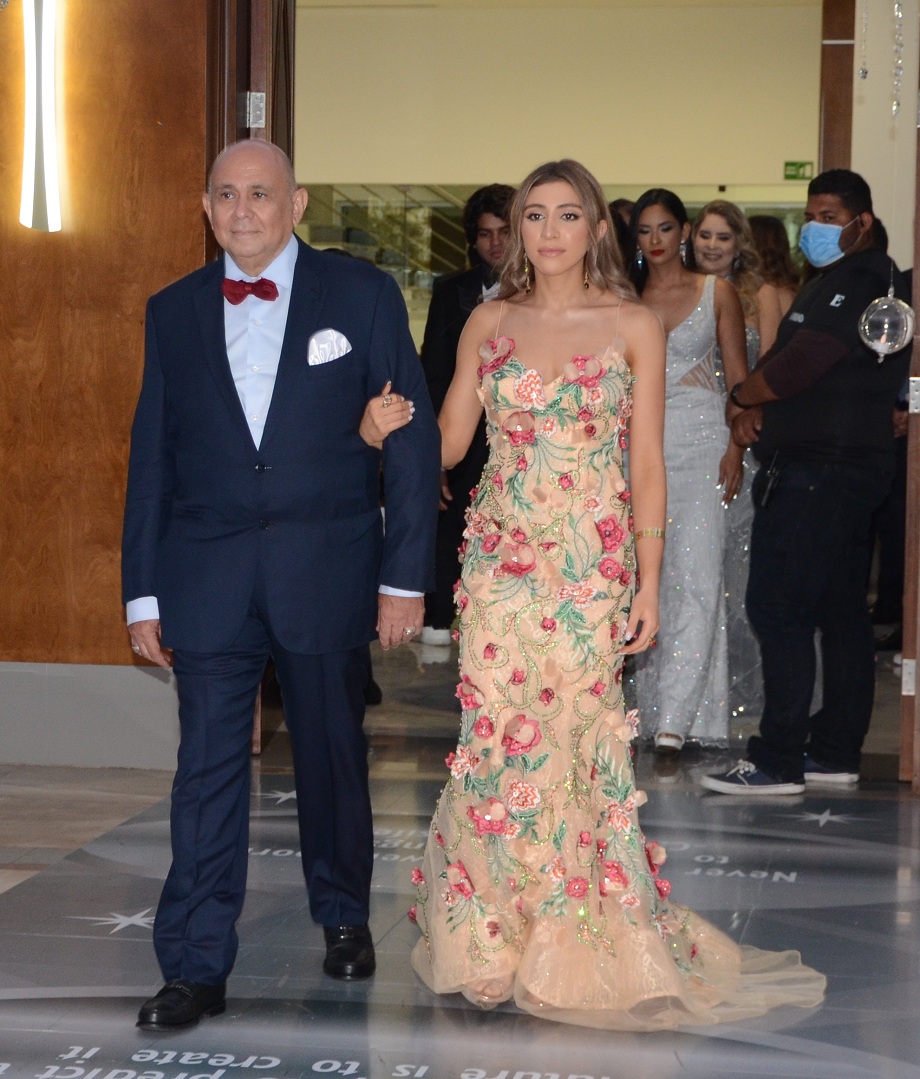 Elegancia y Glamur en la Gala de Graduación de la Escuela Internacional Sampedrana