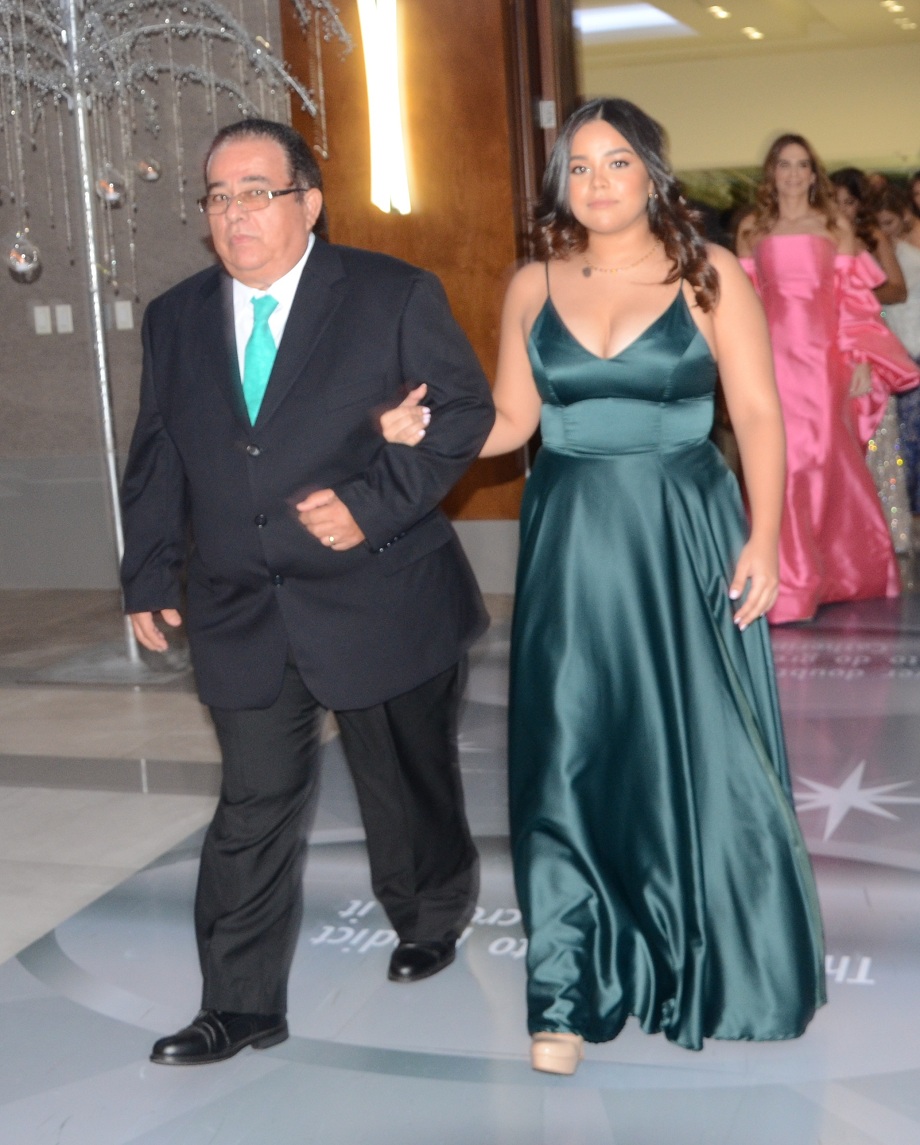 Elegancia y Glamur en la Gala de Graduación de la Escuela Internacional Sampedrana