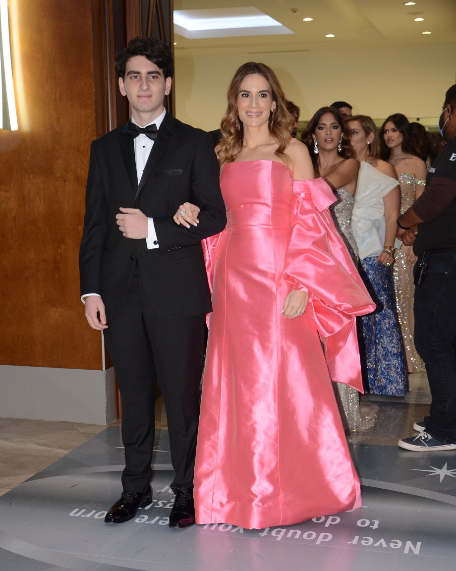 Elegancia y Glamur en la Gala de Graduación de la Escuela Internacional Sampedrana