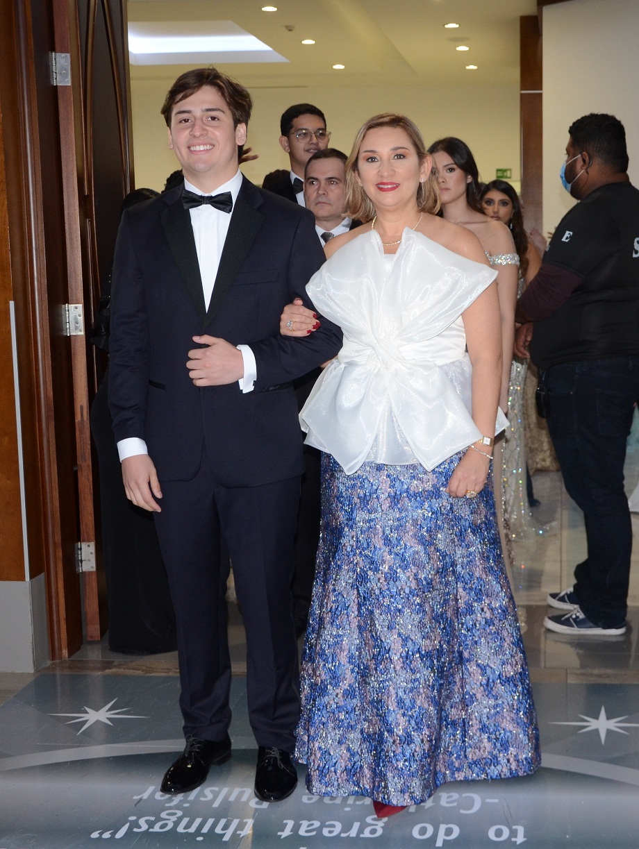 Elegancia y Glamur en la Gala de Graduación de la Escuela Internacional Sampedrana