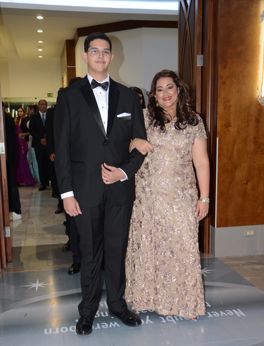 Elegancia y Glamur en la Gala de Graduación de la Escuela Internacional Sampedrana