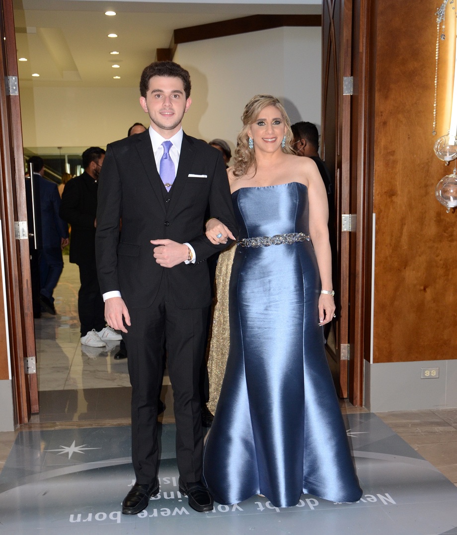 Elegancia y Glamur en la Gala de Graduación de la Escuela Internacional Sampedrana