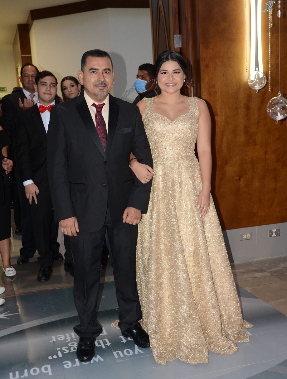 Elegancia y Glamur en la Gala de Graduación de la Escuela Internacional Sampedrana