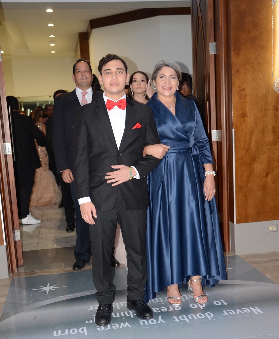 Elegancia y Glamur en la Gala de Graduación de la Escuela Internacional Sampedrana