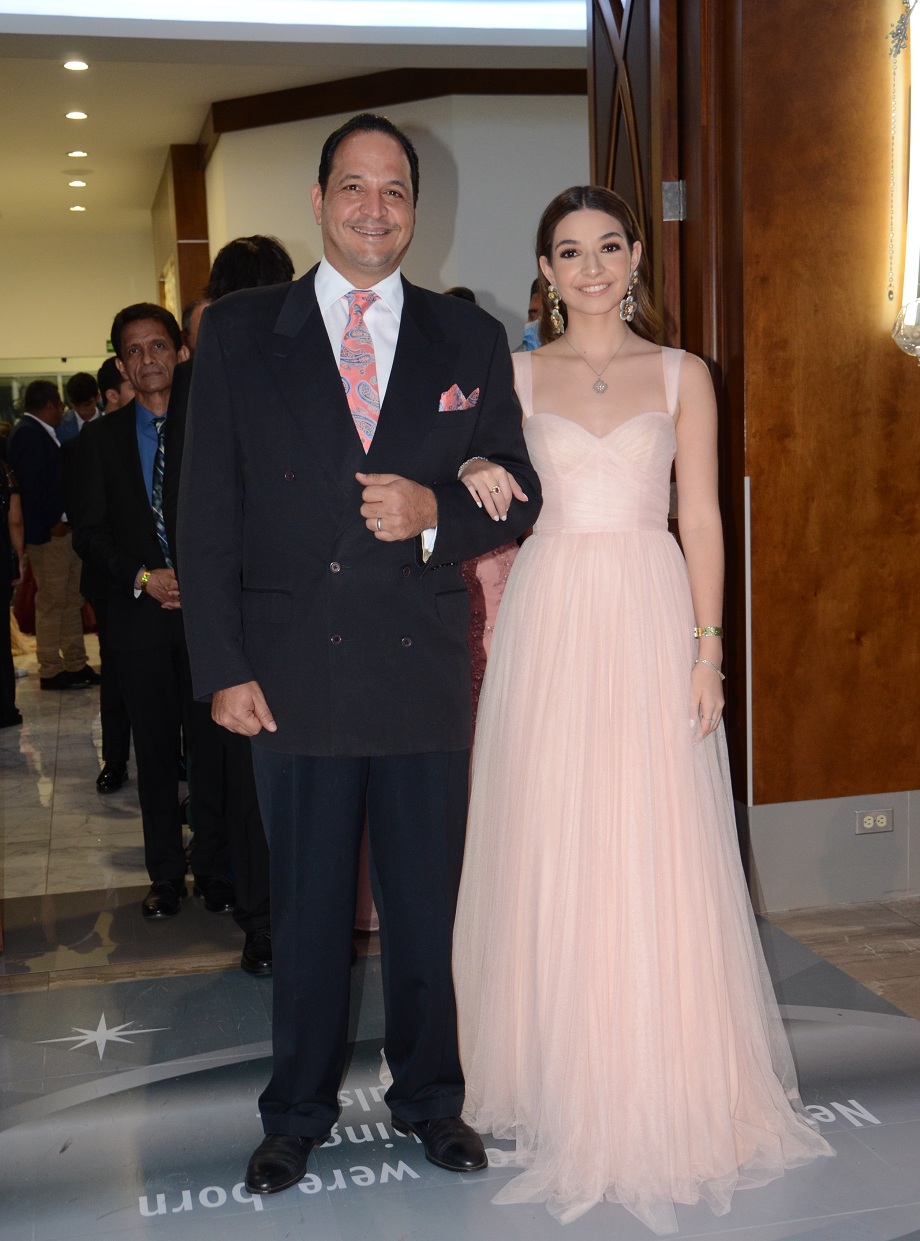 Elegancia y Glamur en la Gala de Graduación de la Escuela Internacional Sampedrana