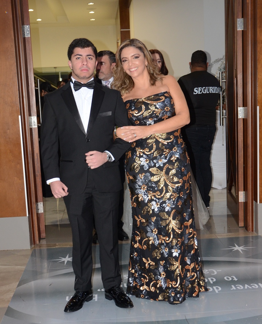 Elegancia y Glamur en la Gala de Graduación de la Escuela Internacional Sampedrana