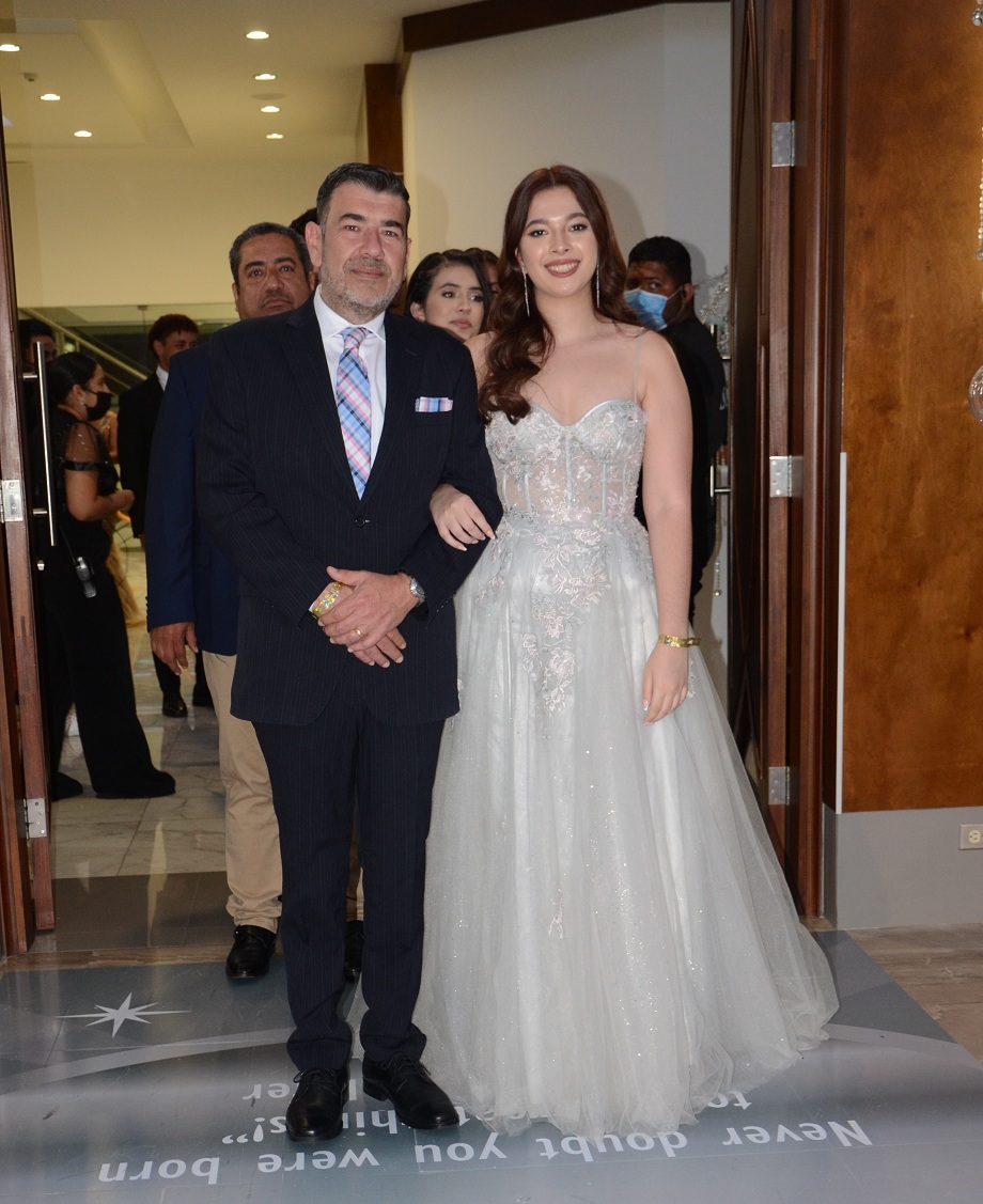 Elegancia y Glamur en la Gala de Graduación de la Escuela Internacional Sampedrana