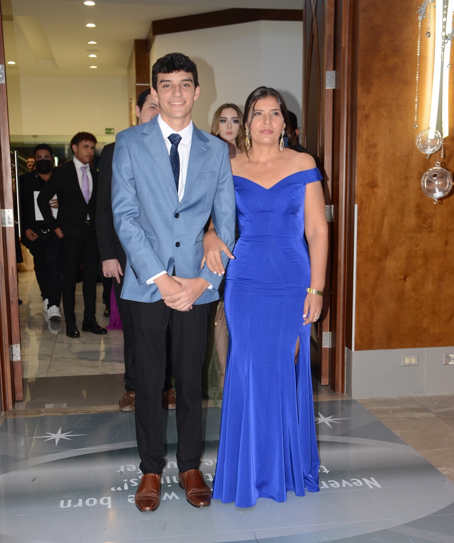 Elegancia y Glamur en la Gala de Graduación de la Escuela Internacional Sampedrana