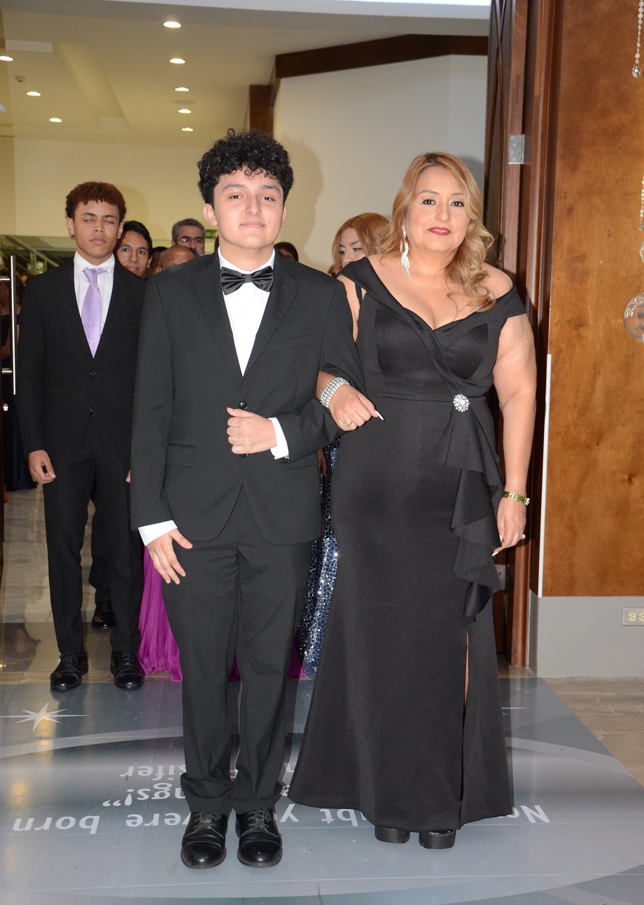 Elegancia y Glamur en la Gala de Graduación de la Escuela Internacional Sampedrana