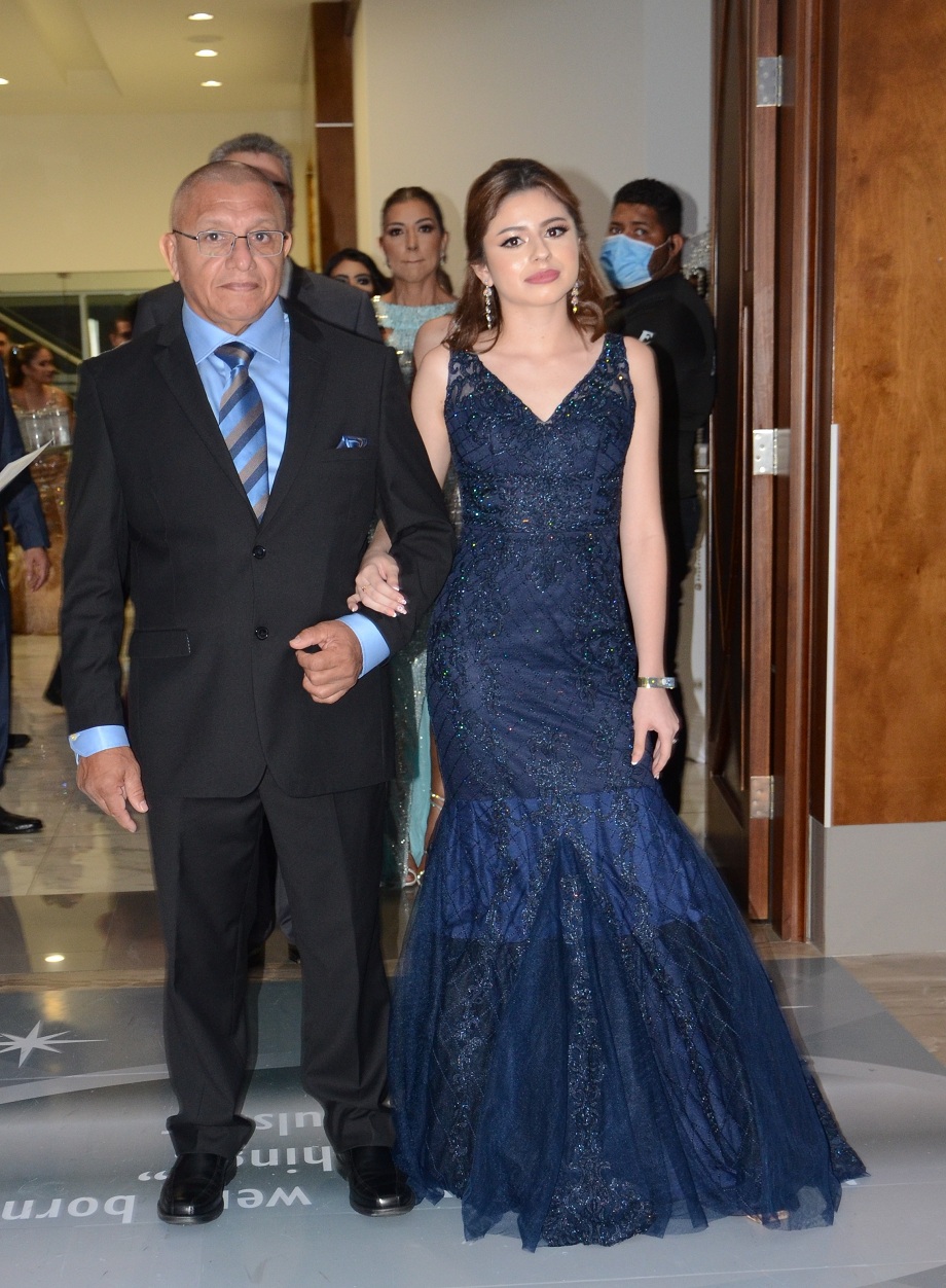 Elegancia y Glamur en la Gala de Graduación de la Escuela Internacional Sampedrana