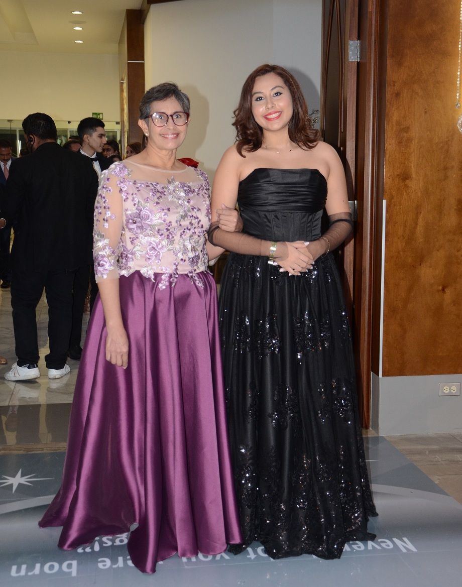 Elegancia y Glamur en la Gala de Graduación de la Escuela Internacional Sampedrana