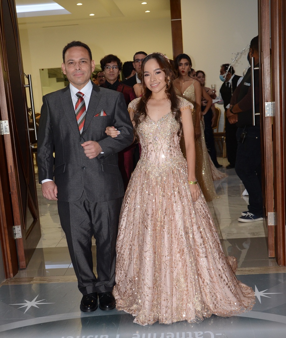 Elegancia y Glamur en la Gala de Graduación de la Escuela Internacional Sampedrana