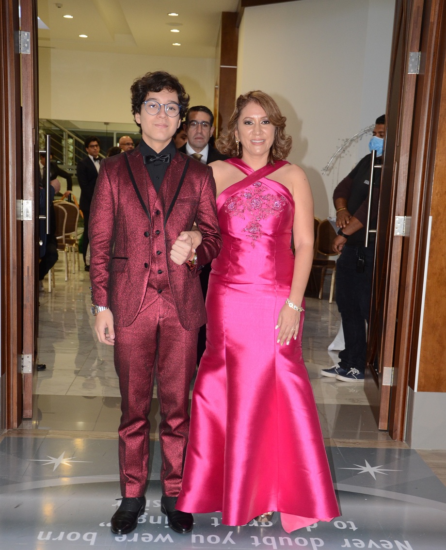 Elegancia y Glamur en la Gala de Graduación de la Escuela Internacional Sampedrana