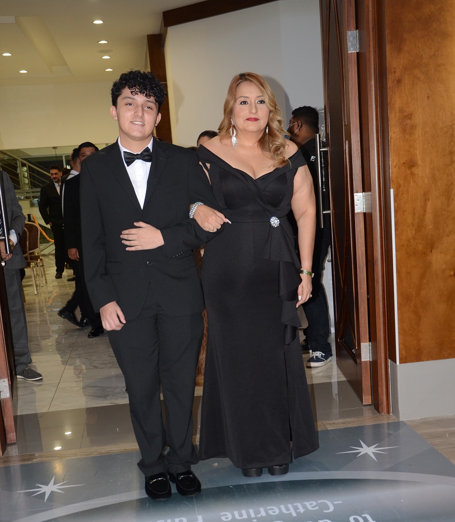 Elegancia y Glamur en la Gala de Graduación de la Escuela Internacional Sampedrana