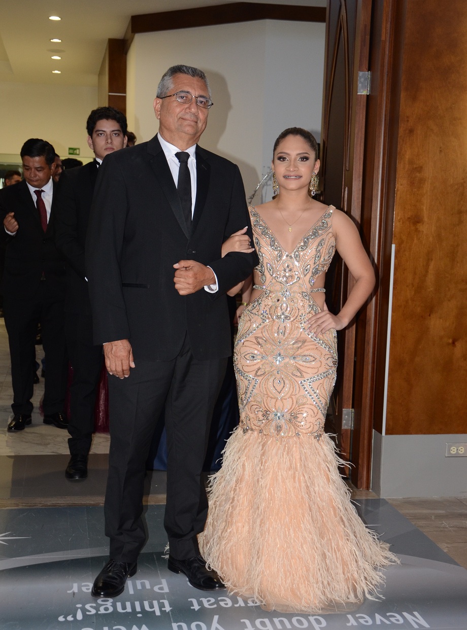 Elegancia y Glamur en la Gala de Graduación de la Escuela Internacional Sampedrana