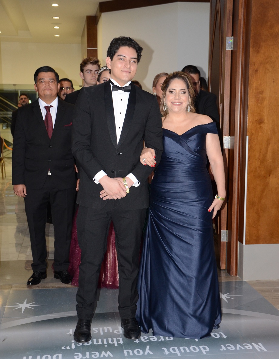 Elegancia y Glamur en la Gala de Graduación de la Escuela Internacional Sampedrana