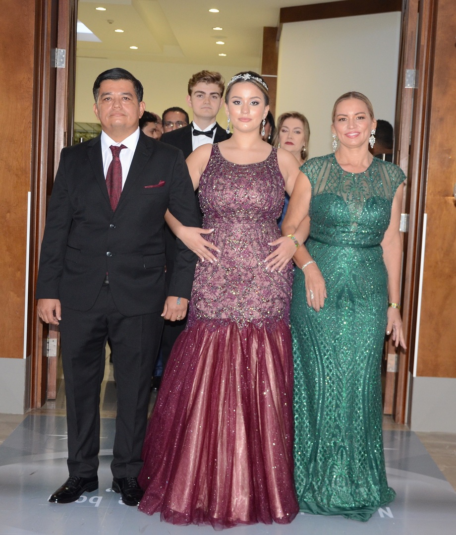 Elegancia y Glamur en la Gala de Graduación de la Escuela Internacional Sampedrana