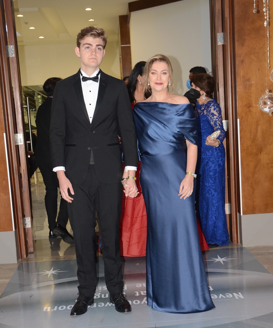 Elegancia y Glamur en la Gala de Graduación de la Escuela Internacional Sampedrana