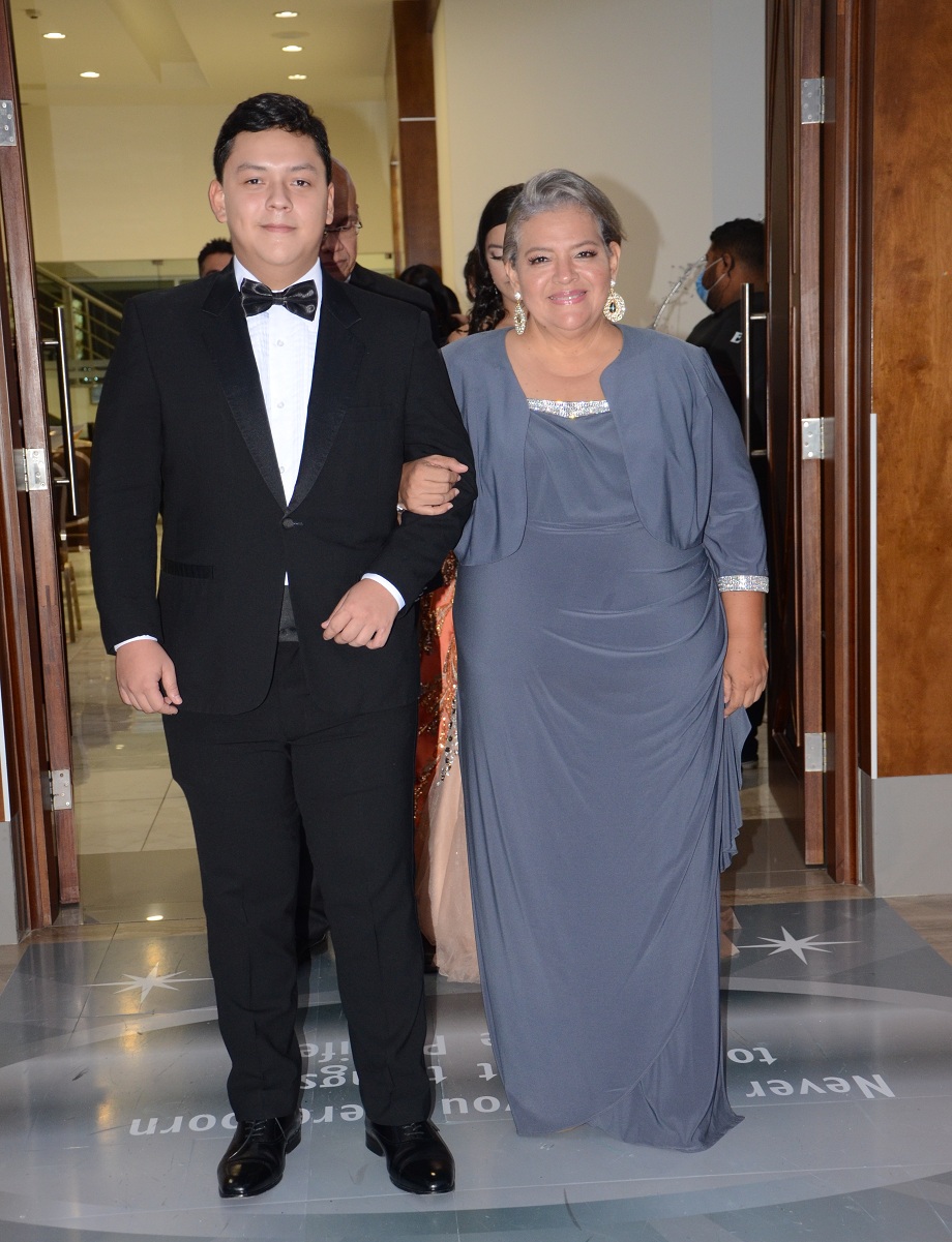 Elegancia y Glamur en la Gala de Graduación de la Escuela Internacional Sampedrana