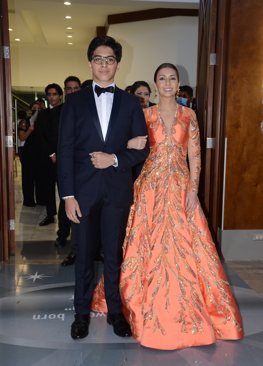 Elegancia y Glamur en la Gala de Graduación de la Escuela Internacional Sampedrana