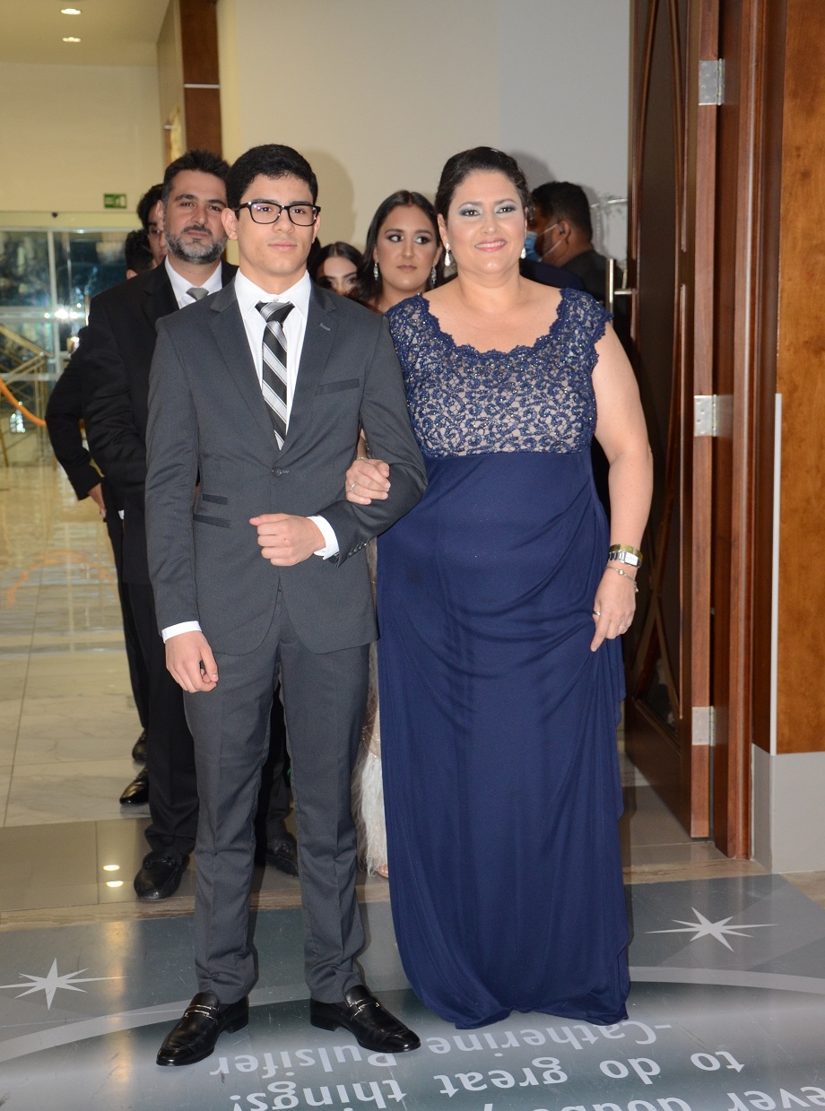 Elegancia y Glamur en la Gala de Graduación de la Escuela Internacional Sampedrana