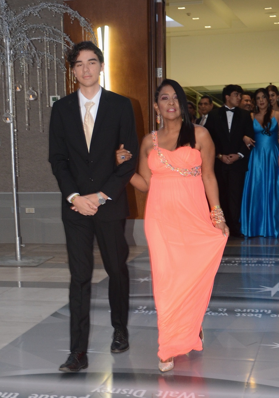 Elegancia y Glamur en la Gala de Graduación de la Escuela Internacional Sampedrana