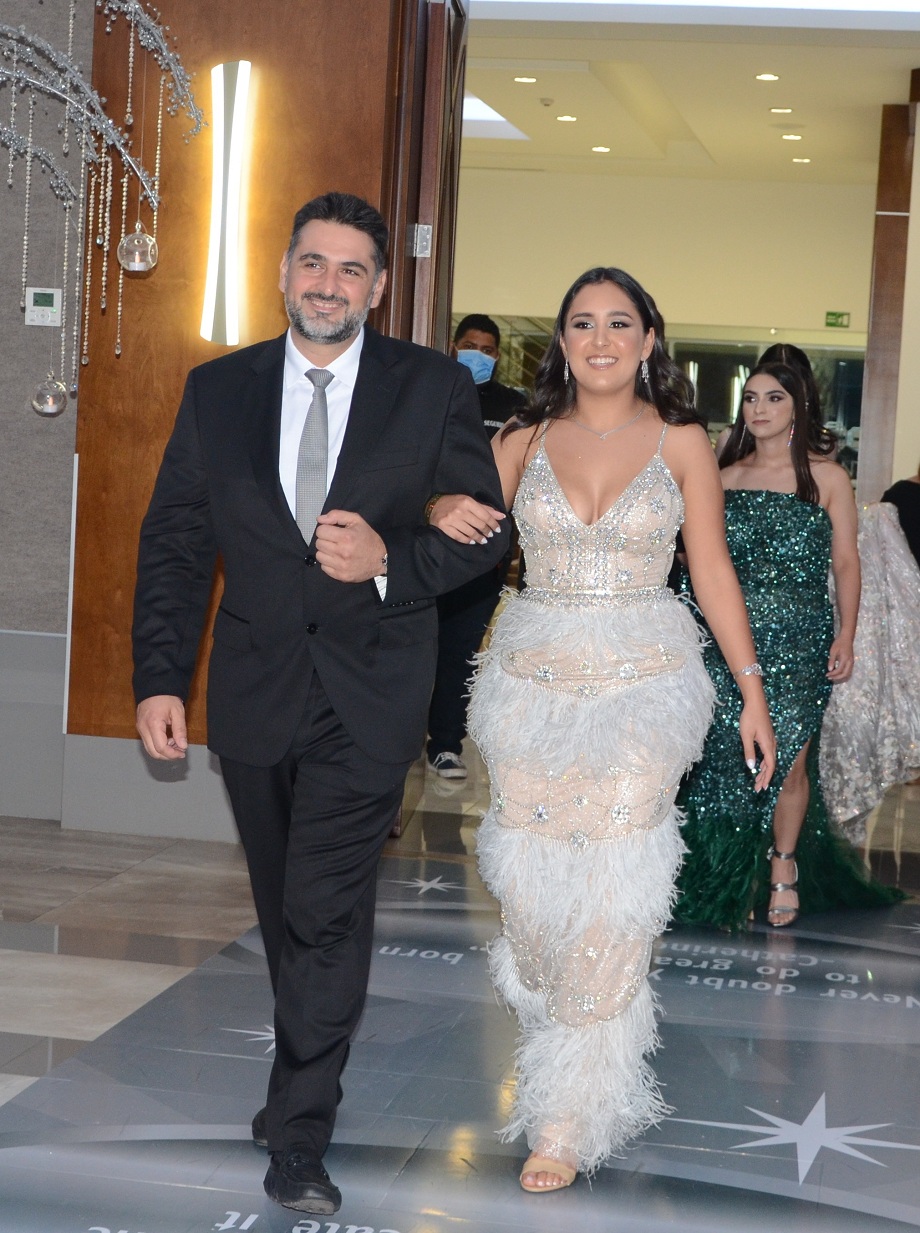 Elegancia y Glamur en la Gala de Graduación de la Escuela Internacional Sampedrana