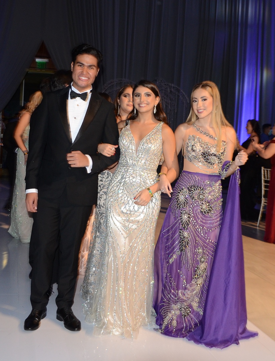 Elegancia y Glamur en la Gala de Graduación de la Escuela Internacional Sampedrana