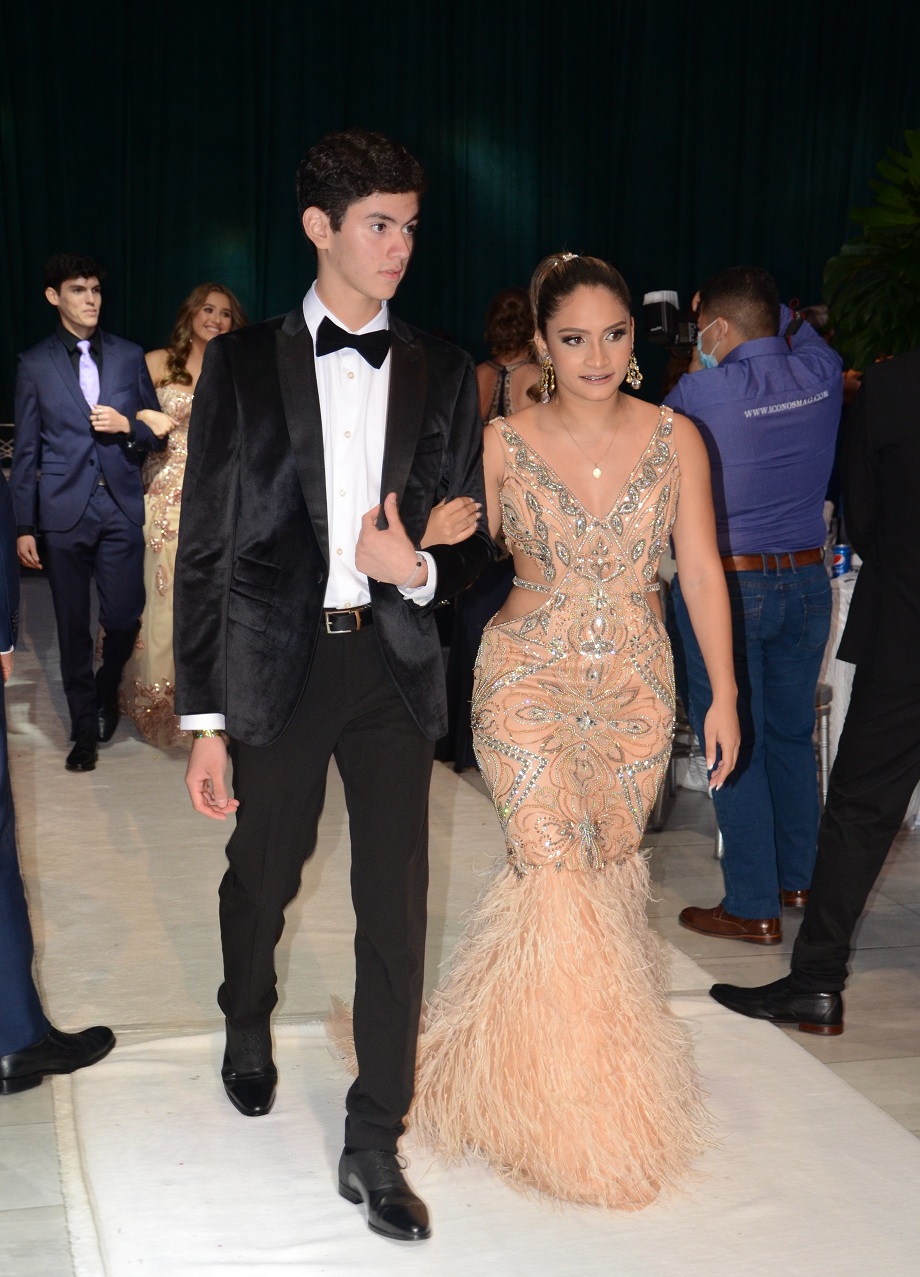 Elegancia y Glamur en la Gala de Graduación de la Escuela Internacional Sampedrana