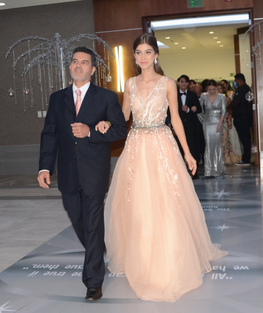 Elegancia y Glamur en la Gala de Graduación de la Escuela Internacional Sampedrana