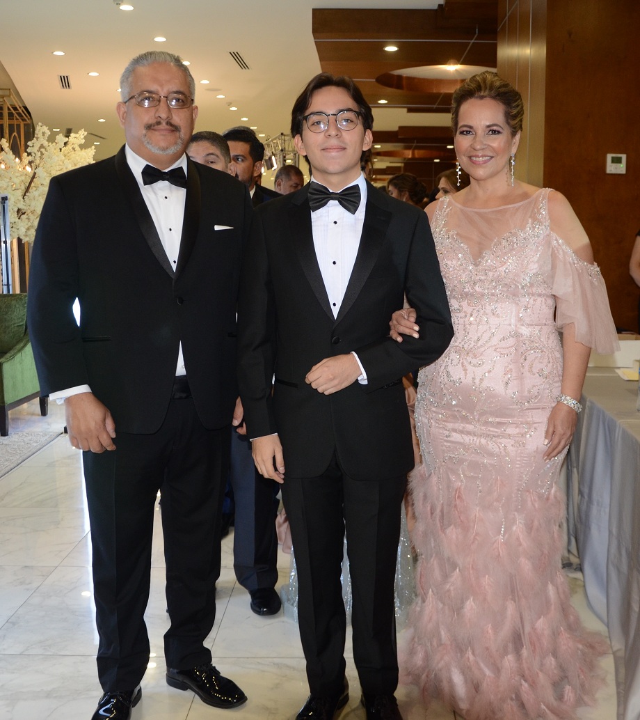 La Clase 2022 de la Escuela Santa María del Valle festeja inolvidable velada de graduación