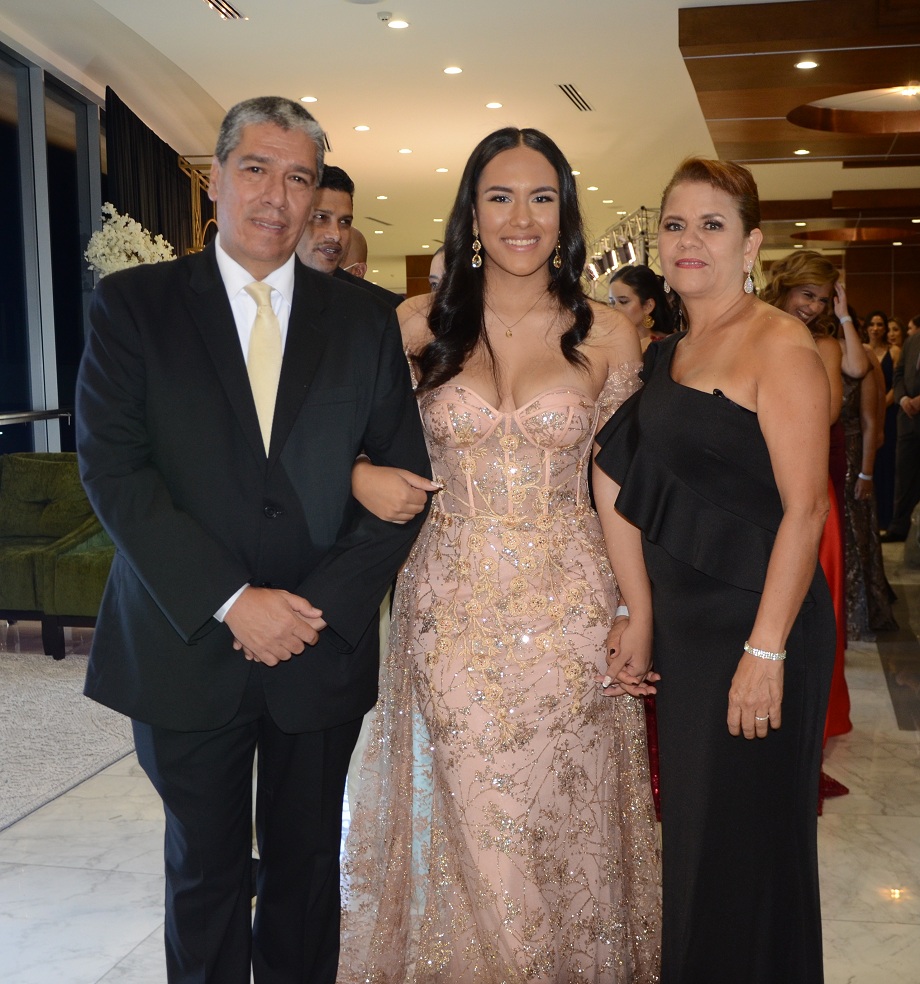 La Clase 2022 de la Escuela Santa María del Valle festeja inolvidable velada de graduación