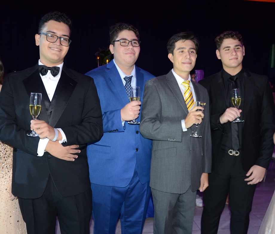 La Clase 2022 de la Escuela Santa María del Valle festeja inolvidable velada de graduación