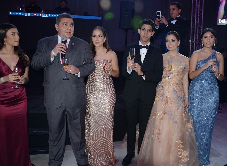 La Clase 2022 de la Escuela Santa María del Valle festeja inolvidable velada de graduación