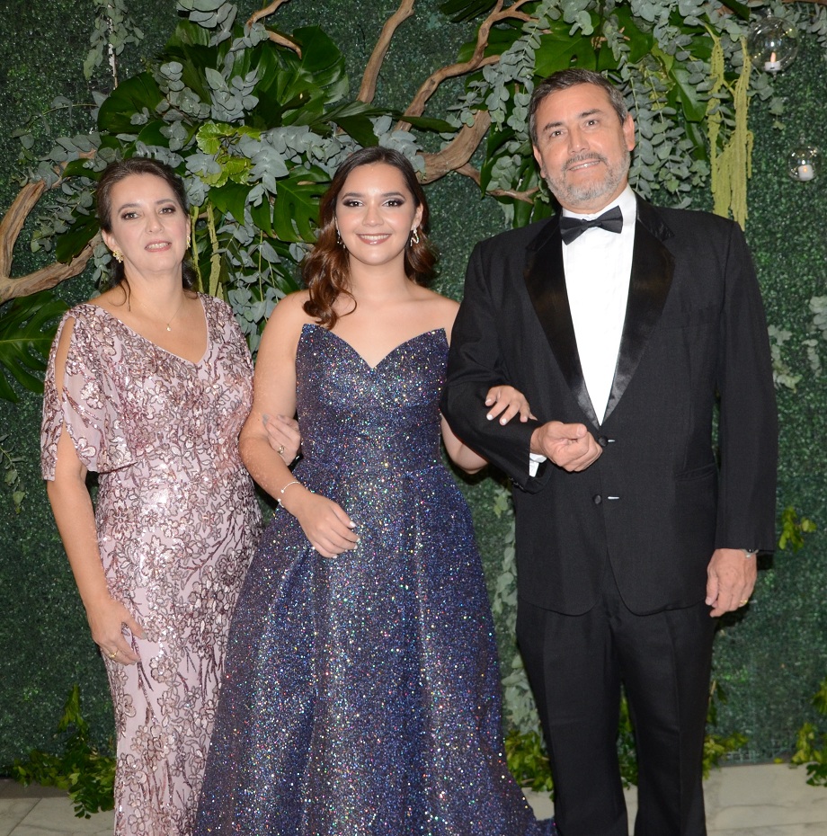 La Clase 2022 de la Escuela Santa María del Valle festeja inolvidable velada de graduación