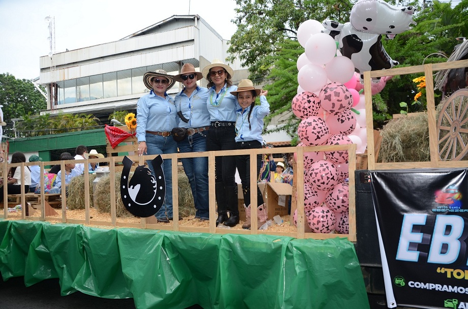 Colorido desfile hípico de la AGAS encanta a los sampedranos