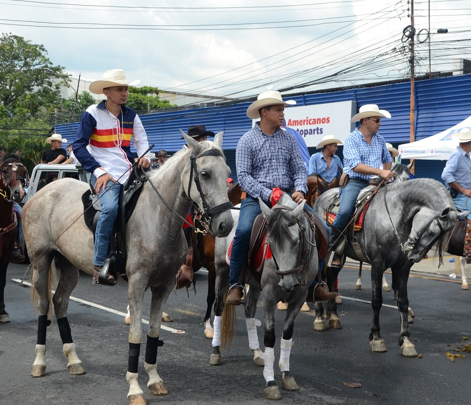 Colorido desfile hípico de la AGAS encanta a los sampedranos