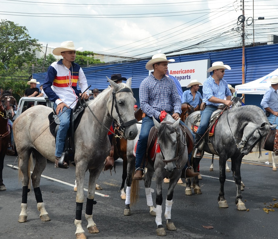 Colorido desfile hípico de la AGAS encanta a los sampedranos