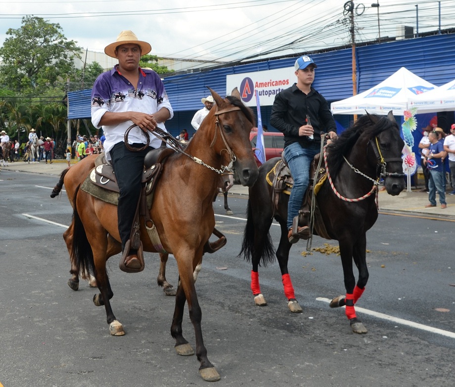 Colorido desfile hípico de la AGAS encanta a los sampedranos