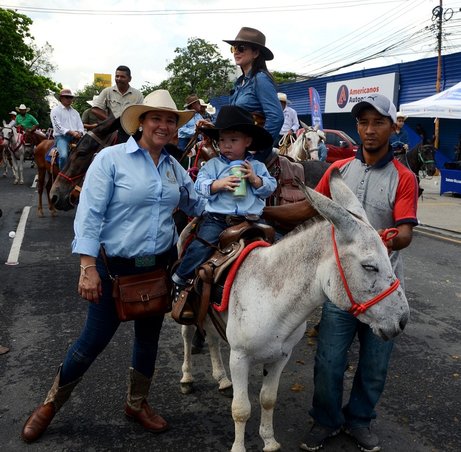 Colorido desfile hípico de la AGAS encanta a los sampedranos