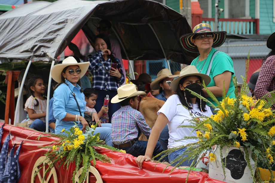 Colorido desfile hípico de la AGAS encanta a los sampedranos