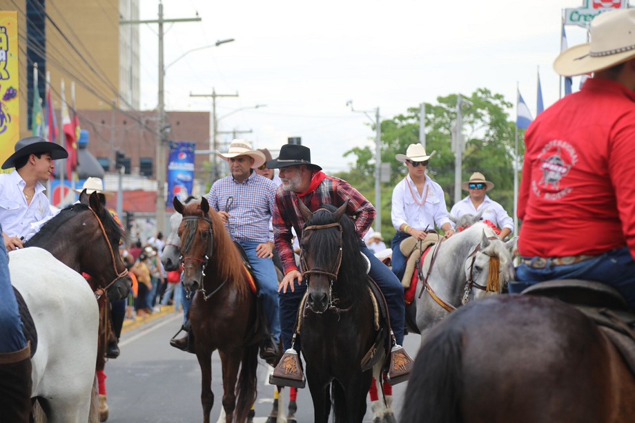 Colorido desfile hípico de la AGAS encanta a los sampedranos