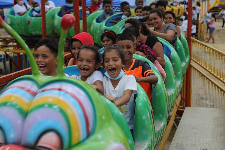 Más de 1,000 niños de escuelas públicas disfrutaron en los juegos mecánicos de manera gratuita